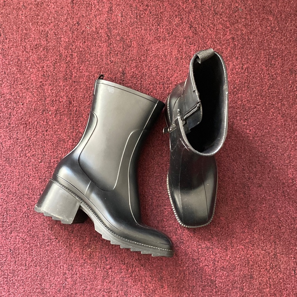 Black square toe heeled rain boots